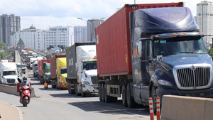 Video: Kẹt xe kéo dài, tài xế chờ gần 3 tiếng qua cầu Phú Mỹ