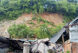Sạt lở đất vùi lấp nhà dân ở Đắk Lắk, 4 người bị thương nặng