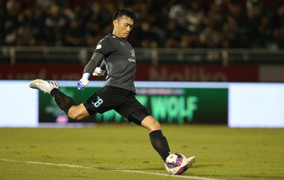 Video: Thủ môn Bùi Tiến Dũng mắc sai lầm, để HAGL ghi bàn mở tỉ số trước TP.HCM