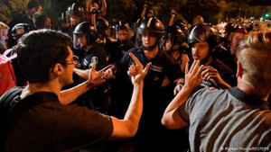 Giận dữ vì chính sách thuế 'điên rồ', dân Hungary xuống đường biểu tình