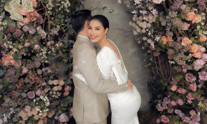 Sao Việt 17/7: Phạm Hương chụp ảnh cưới bên chú rể giấu mặt