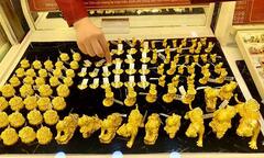 Chứng khoán gãy, tiền ảo đổ, dân đầu tư vàng lo sợ