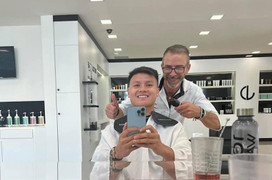 Quang Hải đi cắt tóc, làm quen dần với cuộc sống ở Pháp