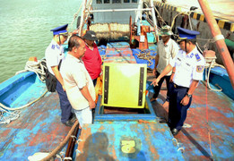 Tàu chở 90.000 lít dầu không rõ nguồn gốc