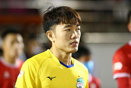 Xuân Trường bị trọng tài mời ra ngoài vì ham chỉ đạo chiến thuật