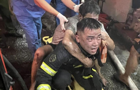 Giải cứu 4 người mắc kẹt trong căn nhà bốc cháy lúc nửa đêm tại Hà Nội