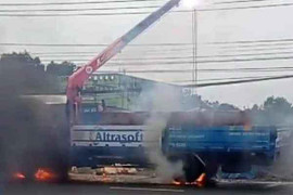 Video: 'Tường lửa' xuất hiện khi cần cẩu vướng vào dây điện cao thế