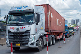 TP.HCM: Chờ 3 tiếng để qua cầu Phú Mỹ, nhiều tài xế ‘thở ngắn than dài’