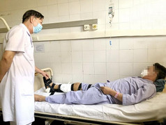 Video: Hoại tử chân do dùng thuốc nam chữa bệnh 