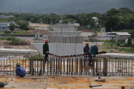 Bà Rịa-Vũng Tàu: Công nhân làm ngày đêm hoàn thiện hệ thống giao thông nội vùng