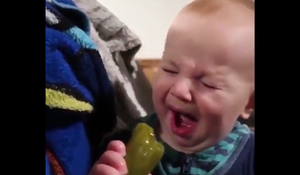 Vẻ mặt hài không chịu nổi của lũ trẻ khi nếm đồ ăn lạ