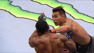 Video: Võ sĩ tung cú đấm 'trời giáng' khiến đối thủ cắm đầu xuống sàn