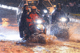 Mưa lớn, người Hà Nội chật vật trở về nhà trong đêm