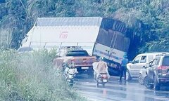 Kon Tum: Xe khách đấu đầu xe container khiến 4 người thương vong