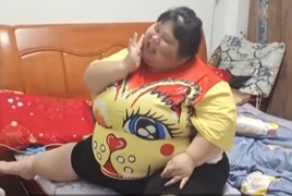 Cô gái từng là hoa khôi giờ nặng 160kg, mắc loạt bệnh vì... chồng chăm quá tốt