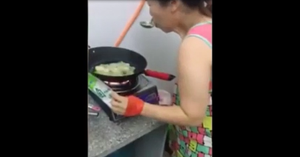 Kiểu nếm đồ ăn quái dị của gái đoảng 