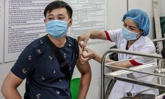 Ảnh: Người Hà Nội ùn ùn đi tiêm vaccine COVID-19 mũi nhắc lại