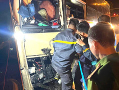 Xe khách đâm vào đuôi xe tải, 1 người chết, 19 người bị thương