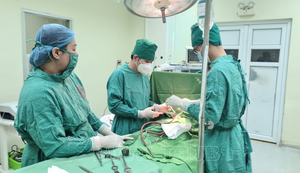 Bé 17 tháng bị mảnh vỡ bồn rửa tay đâm xuyên bụng