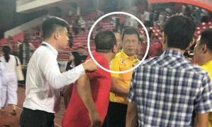 Trưởng BTC V-League 2022 đề xuất xử lý nghiêm CĐV nhổ nước bọt vào trọng tài