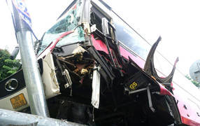 Xe khách chở 40 người lao lên dải phân cách, húc gãy trụ đèn