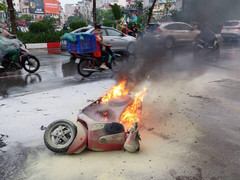 Xe máy cháy rụi dưới mưa giữa phố Hà Nội
