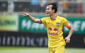 HLV Kiatisak: 'Văn Toàn tập dứt điểm với tôi hàng ngày'