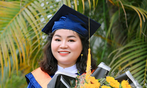 Hành trình chinh phục bằng cử nhân ngành dược của cô gái bị liệt một tay