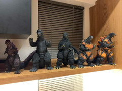 Chồng tức tối nộp đơn ly dị vì vợ lấy mô hình Godzilla của mình cho cháu