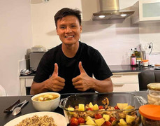 Quang Hải tự nấu bữa ăn chuẩn dinh dưỡng tại Pháp