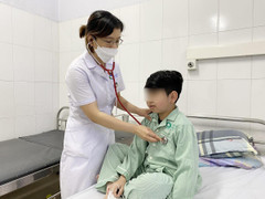 Lạm dụng thuốc xịt mũi chứa corticoid, trẻ suy tuyến thượng thận