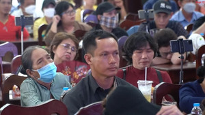 Video: Hàng trăm người theo dõi phiên xử vụ Tịnh Thất Bồng Lai qua màn hình