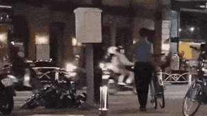 Video: Nam bảo vệ ném xe đạp công cộng xuống đường