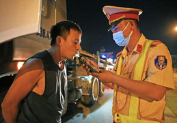 Một tháng, phạt 127 tỷ đồng với tài xế vi phạm nồng độ cồn