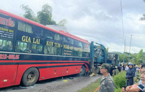 Ô tô khách va chạm với xe đầu kéo làm 4 người thương vong