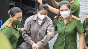 Xét xử ‘dì ghẻ’ hành hạ bé gái 8 tuổi đến chết: VKS nói không gì có thể bù đắp