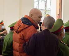 Sau một buổi vắng mặt, ‘thầy ông nội’ Lê Tùng Vân được dìu tới toà