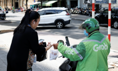 Grab xin lùi thời hạn giải trình phụ phí nắng nóng