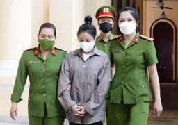 Video: Áp giải 2 bị cáo bạo hành bé gái 8 tuổi đến tòa