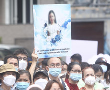 Vượt mấy trăm km xuyên đêm tới dự phiên toà xử 'dì ghẻ' hành hạ bé gái tới chết