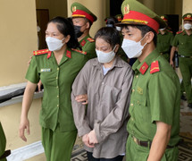 Bé gái 8 tuổi bị ‘dì ghẻ’ hành hạ tới chết: Trả hồ sơ điều tra lại là công minh