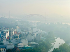 Sương mù bao phủ, TP.HCM mờ ảo như Đà Lạt