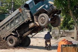 Thót tim với những pha trêu đùa tử thần của các tay lái 'để quên não' 