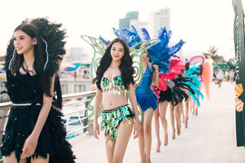 Thí sinh Miss World Vietnam 2022 hoá thiên thần nóng bỏng trên phố Quy Nhơn