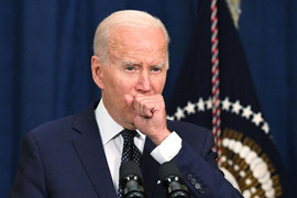 Tổng thống Biden ho, khàn giọng khi họp trực tuyến với cố vấn