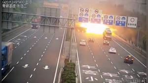 Video: Xe chở thuốc tẩy ở Trung Quốc bốc cháy dữ dội sau khi nổ lốp 