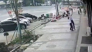 Video: Người đàn ông cứu mạng bé gái rơi từ tầng 5 ở Trung Quốc