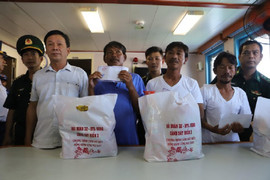 Tàu Hải quân đưa 5 ngư dân mất tích 12 ngày về Khánh Hòa