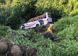 Xe khách chở 27 người lao xuống vực ở Bình Thuận