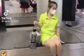 Lại thêm khách nữ ngồi trên băng chuyền hành lý, có thể bị cấm bay